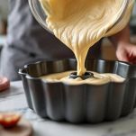 Impasto crudo versato nello stampo per ciambellone.