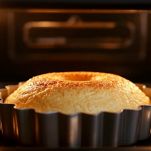 Ciambellone in cottura nel forno.