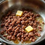 Carne macinata rosolata in padella con burro.