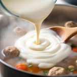 Zuppa di polpette con crema di yogurt servita in ciotola.