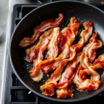 Bacon croccante in padella antiaderente.