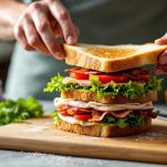 Club sandwich chiuso con pane tostato.