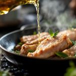 Coniglio sfumato con vino bianco in padella.