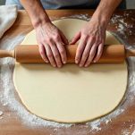 Sfogliatura della pasta con mattarello.