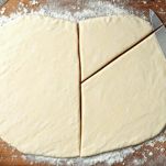 Triangoli di pasta arrotolati a cornetto.