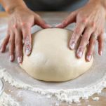 Panetto di pasta frolla avvolto in pellicola.