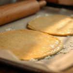 Strati di pasta frolla dorati su teglia.