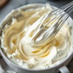 Crema al mascarpone e panna montata in ciotola.