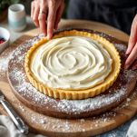 Cream tart decorata con frutti di bosco.