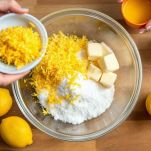 Succo e scorza di limone in ciotola.