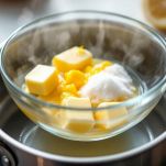 Burro e zucchero sciolti con limone a bagnomaria.