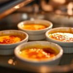 Stampini immersi a metà in acqua in forno.