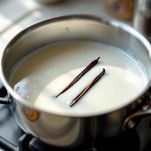 Latte con baccello di vaniglia in pentolino.