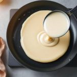 Crêpe vegana che cuoce in padella.