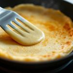 Crêpe vegana che cuoce in padella.