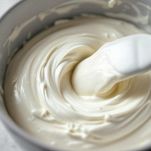 Panna montata unita alla crema di yogurt.