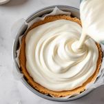 Crostata fredda allo yogurt in fase di raffreddamento.