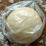 Panetto di frolla avvolto in pellicola trasparente.