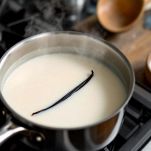 Crema pasticcera gialla in ciotola con frusta.