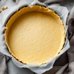 Base di frolla in cottura alla cieca nel forno.