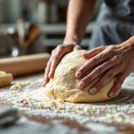 Panetto di frolla avvolto in pellicola.