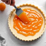 Marmellata distribuita su base di crostata.