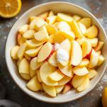 Fettine di mele condite in ciotola.