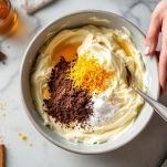 Crema di ricotta con cioccolato e scorza di agrumi in ciotola.
