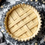 Crostata di ricotta farcita e decorata con strisce di frolla.
