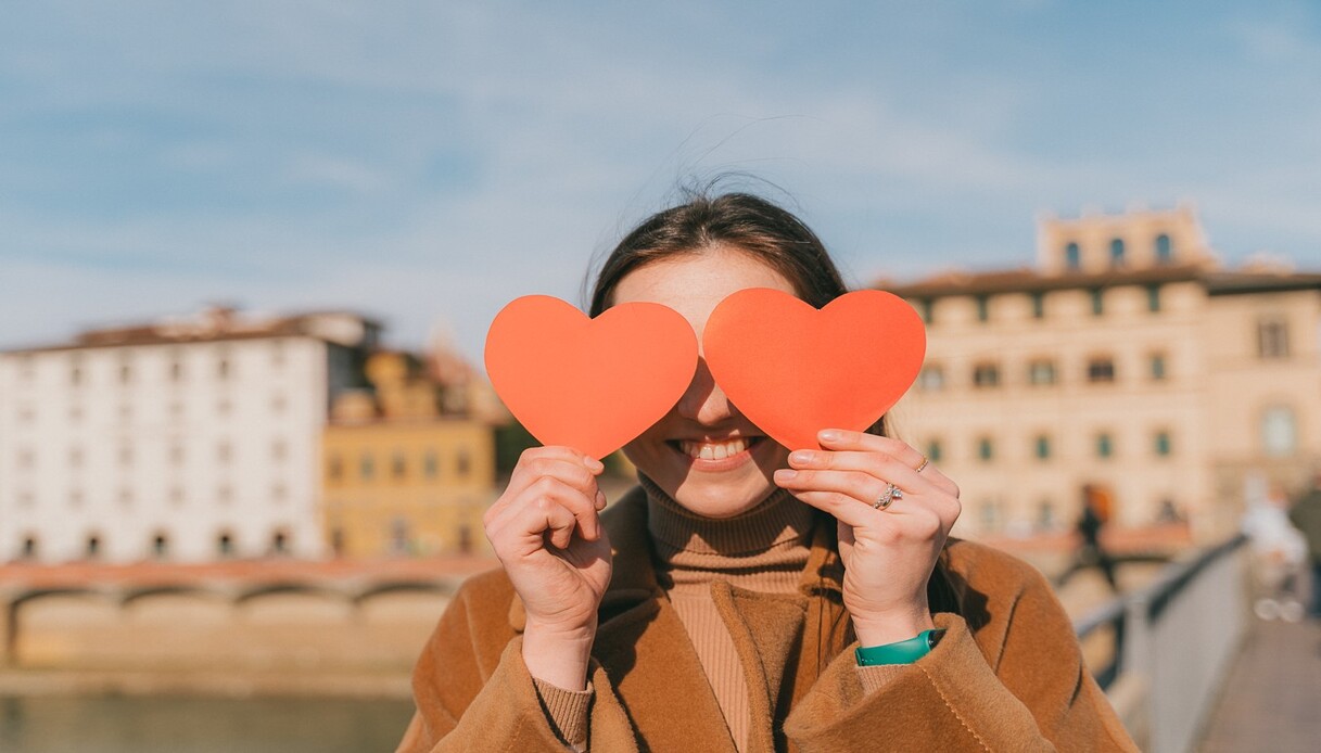 donna con una sagoma di cuori sugli occhi