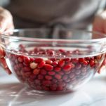 Fagioli secchi immersi in acqua in una ciotola di vetro.
