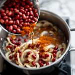 Fagioli che cuociono in padella con acqua e spezie.