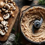 Crema di funghi e castagne in padella antiaderente.