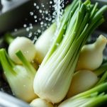 Finocchi lavati e puliti sotto acqua corrente.