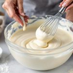 Ciotola con pastella alla birra densa e liscia.