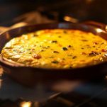 Frittata al forno in teglia con superficie dorata.