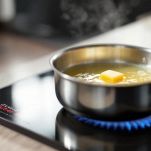 Burro sciolto in pentolino versato nella ciotola con impasto.