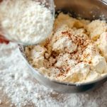 Impasto sodo di ricotta e farina avvolto nella pellicola.