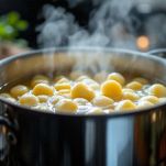 Gnocchi di ricotta che cuociono in pentola con acqua bollente.