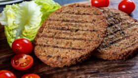 hamburger vegetali con pomodori e foglie di insalata