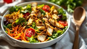 insalata mista con pollo, carote e pomodori