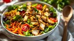 insalata mista con pollo, carote e pomodori