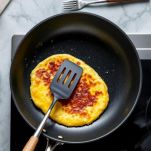 Kaiserschmarren tagliato a pezzi e caramellato in padella.