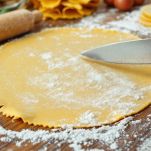 Sfoglia di pasta fresca tagliata in rombi su piano infarinato.