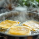 Lasagne fresche che cuociono in pentola con acqua salata.