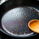 Piastra antiaderente calda pronta per la cottura.