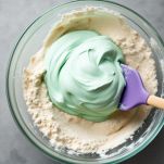 Impasto colorato per macaron trasferito in sac à poche.