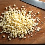 Cioccolato bianco fuso a bagnomaria in ciotola.