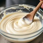 Ganache al cioccolato bianco e vaniglia in ciotola.