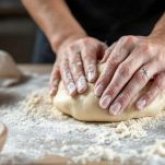 Impasto liscio e compatto pronto sulla spianatoia.